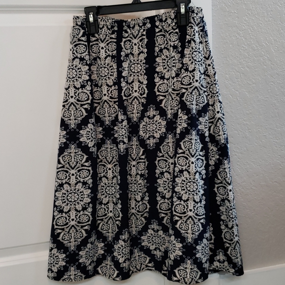 Blue and white knees lenght a-line skirt
